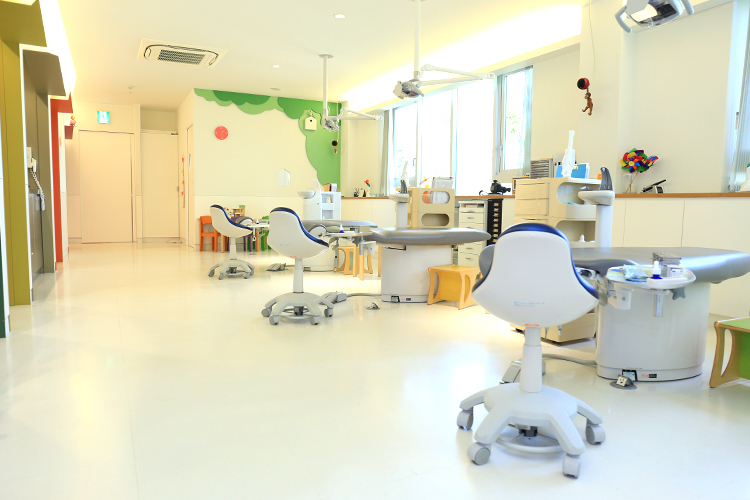 豊橋キッズデンタルクリニック 豊橋市 閉塞感のない診療室。院長の目が常に行き届くよう設計されている