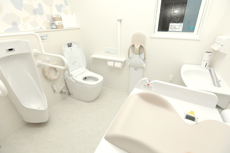 みなかたこどもクリニック 吹田市 院内はバリアフリーで広々としたトイレも完備