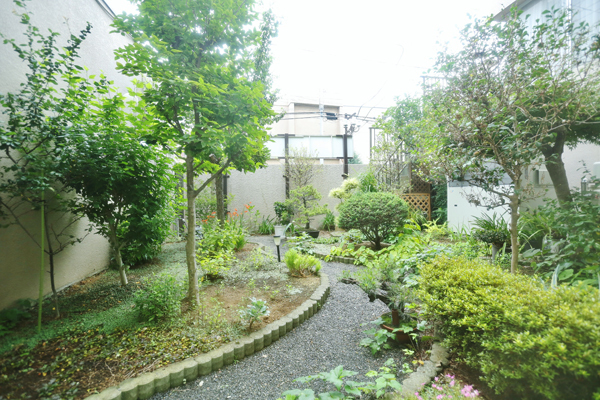 金子医院 蕨市 院内からは緑があふれた中庭を眺めることができ、患者からも好評