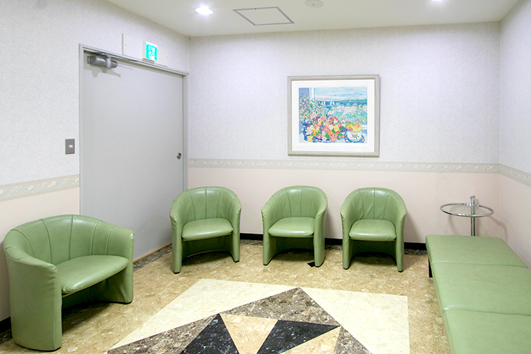 医療法人社団 小室医院 入間市 院内は広々としており、リラックスして待つことができる
