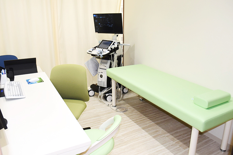 とうぎ内科・循環器内科クリニック 奈良市 プライバシーを何よりも大切に。絶妙の距離感で受診できる診察室