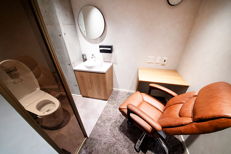 with Lifeクリニック 大宮駅前 さいたま市大宮区 個室トイレつきでプライバシーに配慮した内視鏡待機室