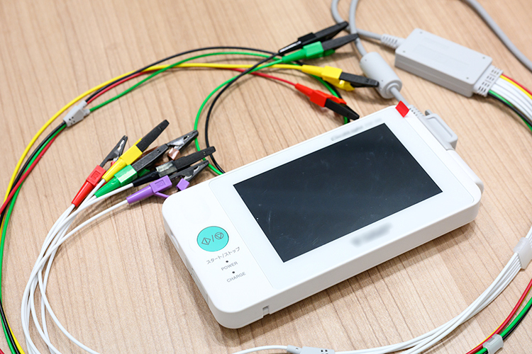 ファミリークリニック日本橋 中央区 ポータブルの心電図など各種検査機器を備える