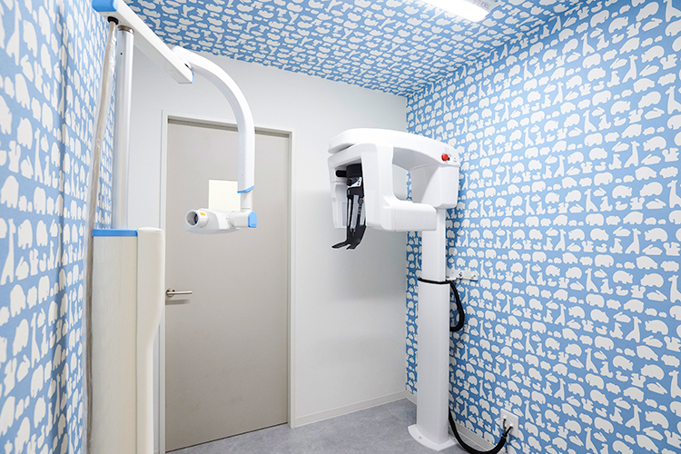 SHO DENTAL Salon 小平市 子どもも安心できるようなかわいらしい壁紙の検査室