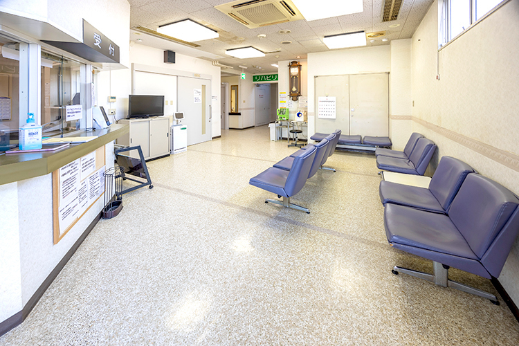 小林整形外科医院 観音寺市 待合室と受付。予約制ではないため、来院順に診察を待つ