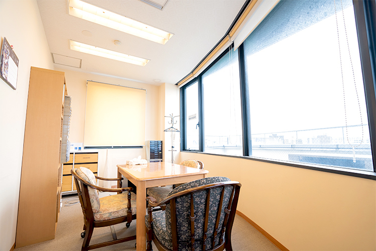 おがたメンタルクリニック 福岡市南区 7階には個室のカウンセリングルームもある