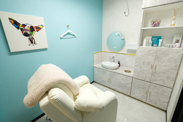 しんかい内科・内視鏡クリニック 福岡市南区 点滴室では外の景色を見ながらくつろぐことができる