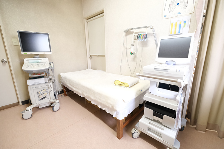 小菓医院 交野市 エコーや心電図などの機器をそろえた処置室