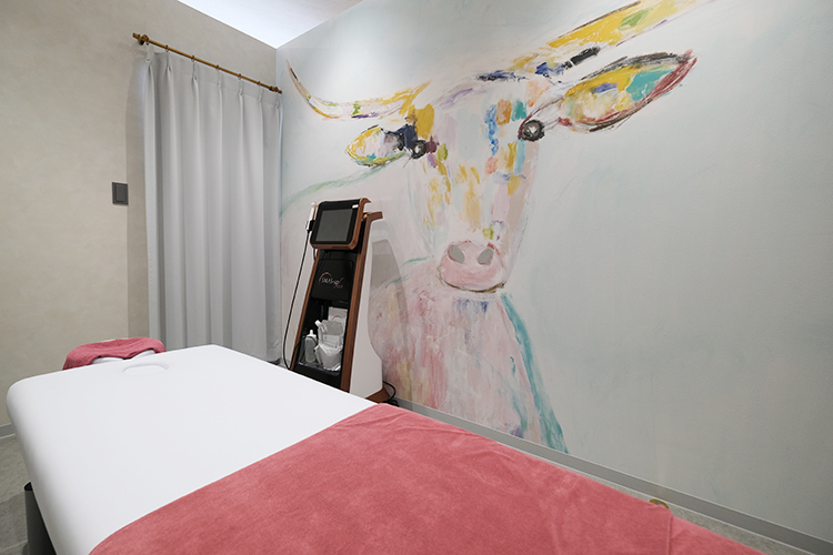 CLINIQUE ESPOIR sanadayama 大阪市天王寺区 内装は「白を使わない」をテーマに各部屋の壁紙もこだわっている