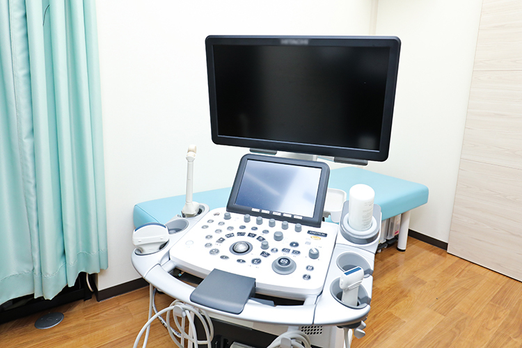 要町駅前クリニック 豊島区 清潔感のある院内には、各種検査機器が充実している
