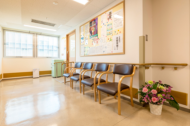 いがわ医院 高松市 日の光が差し込む、明るい待合スペース