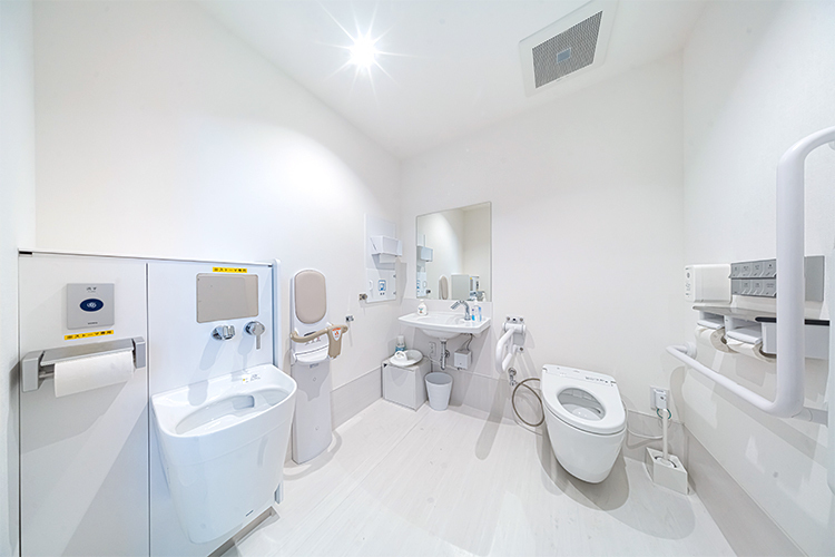 しもかわクリニック 越谷市 おむつ台やベビーチェアなどが設置されたトイレ