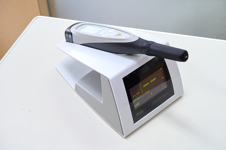 八雲歯科クリニック 目黒区 虫歯の進行度を確認できるレーザー機器