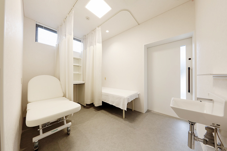 ふじみ眼科・内科クリニック 坂出市 発熱症状があれば、専用の入り口から受診しよう