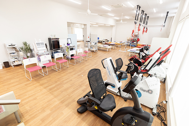 さんのうメディカルクリニック 東海市 リハビリテーション室でトレーニングを行う