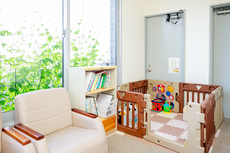 IDAクリニック 京都市山科区 待合室にはキッズスペースも完備