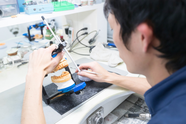 まさき歯科 名古屋市中村区 セラミック冠作製に精通するセラミック専門の歯科技工士が在籍