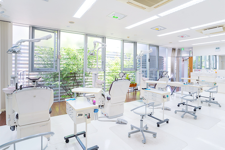 のうみ矯正歯科医院 鹿児島市 白を基調とした明るい雰囲気の診察室