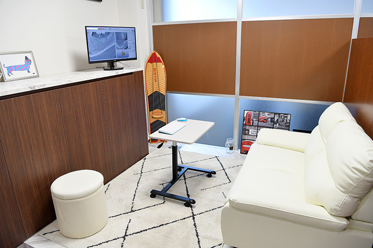 K'sファミリー歯科 野田市 検査結果を提示しながら、丁寧な説明が行われる