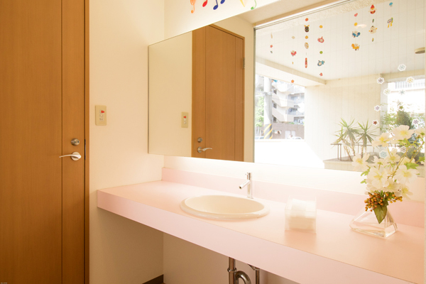 くらしま矯正歯科 川崎市宮前区 パウダールーム。診療後の女性の化粧直しにも配慮