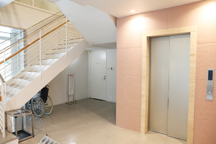 櫻井医院 北九州市八幡西区 院内にはエレベーターも完備され、バリアフリー仕様となっている