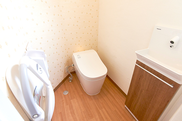 雨宮内科 世田谷区 トイレにはベビーチェアがあり、子ども連れでも安心の環境が整う