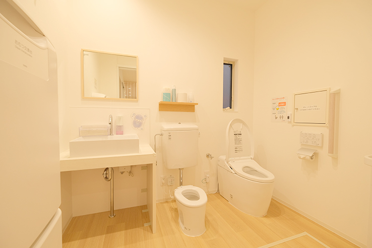 ひつじBaby＆Kids Clinic 大阪市住吉区 多目的トイレは子ども用便器を併設