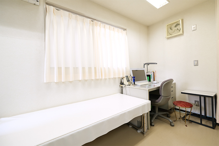 塩谷医院 日野市 診察室の奥には、明るく広々とした処置室