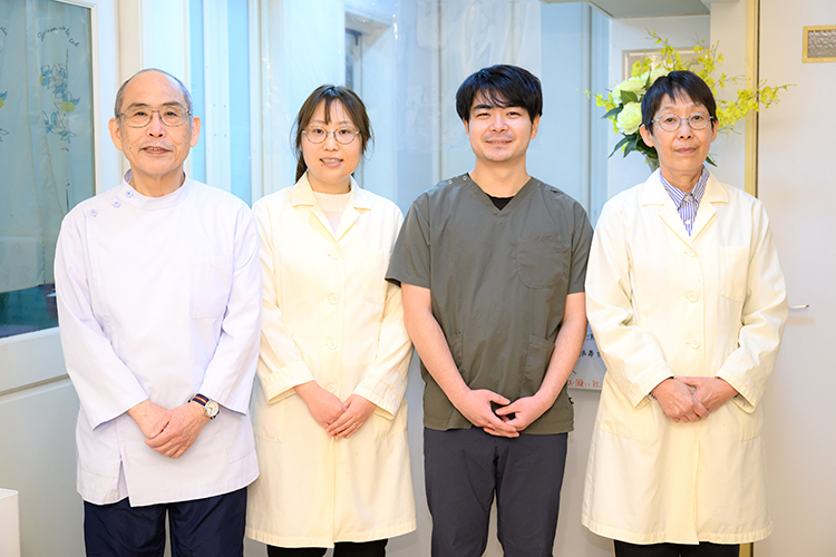 かねこ歯科医院 江戸川区 尚子院長をはじめ、スタッフたちが笑顔で丁寧に対応する