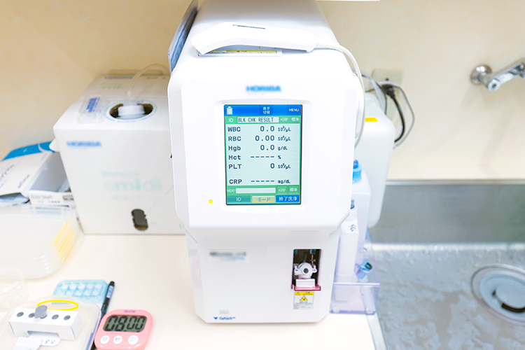 こどもの木クリニック 横浜市都筑区 血液検査機器。感染症などの状態確認に役立てる