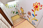藤田第一歯科診療所 市川市 階段の壁にはかわいらしい絵が描かれ、癒やされる