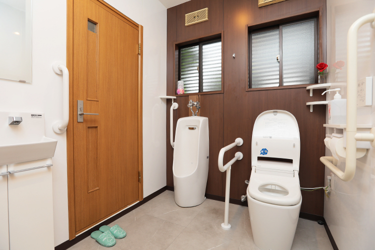 藤尾医院 枚方市 広々とした温かみを感じるトイレも完備。院内では快適に過ごせる