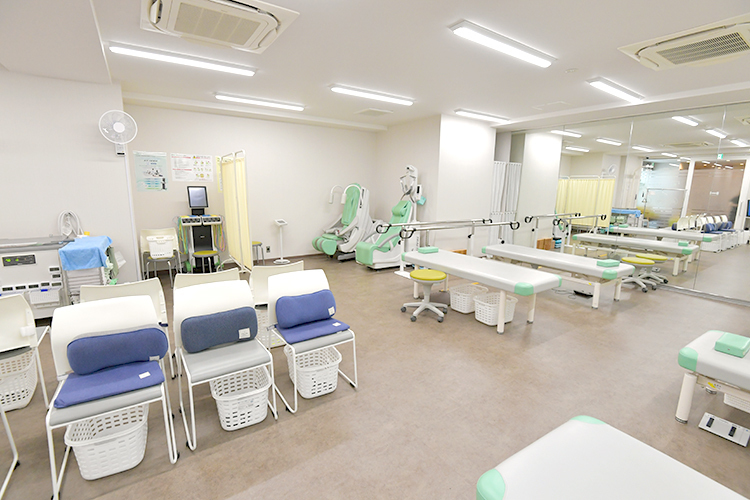 おおはた整形外科クリニック 大阪市東住吉区 開放感があるリハビリテーション室