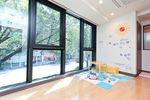 さくらキッズくりにっく 世田谷区 病児保育室の大きな窓からは、優しい日差しが差し込む