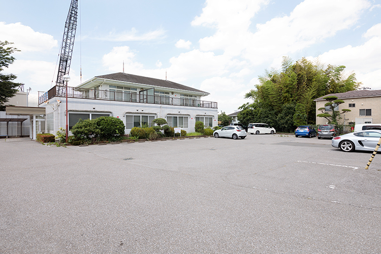 みらいメディカルクリニック川口中央 川口市 大きな敷地には駐車場もあり、車での通院も行える