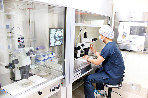あかつきARTクリニック 鹿児島市 培養室では、培養士が精子の調整や胚の培養を行う