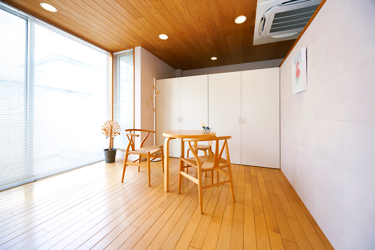 玉木歯科医院 名古屋市熱田区 木のぬくもりを感じられる空間だ