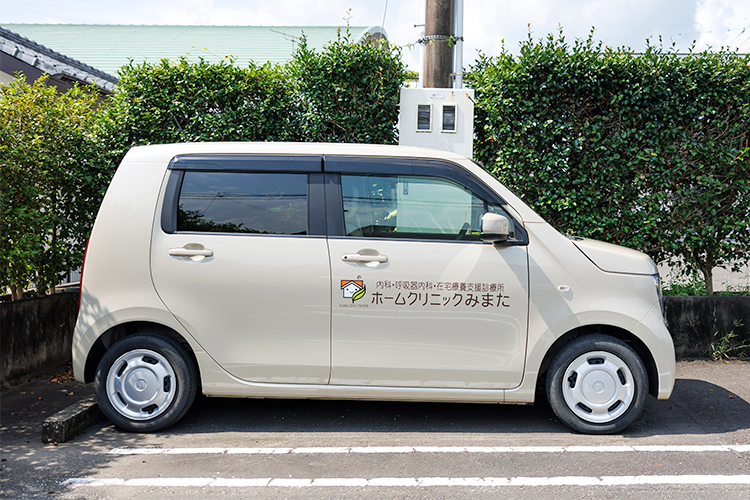 ホームクリニックみまた 北諸県郡三股町 車で在宅診療に回る。患者や家族に寄り添い支えることが信条