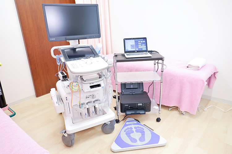 青葉台脳神経クリニック 横浜市青葉区 エコーと重心動揺検査機設備。良質な医療の提供に努めている
