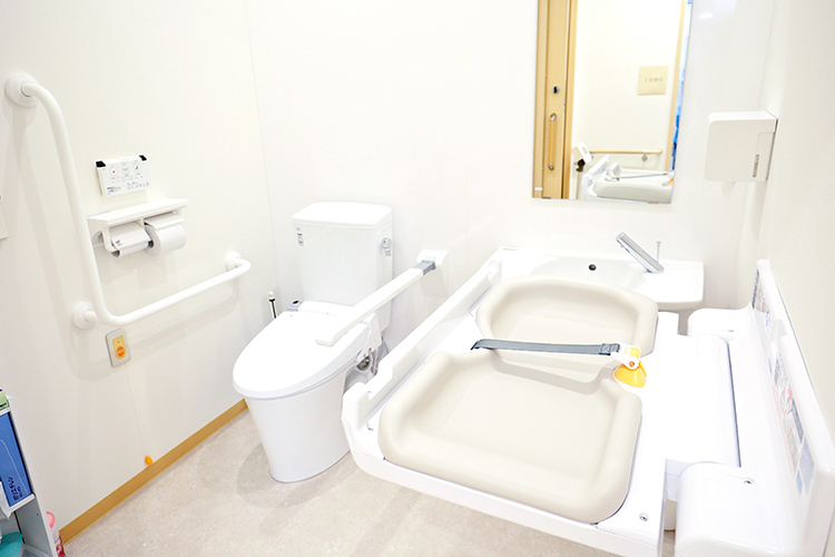 さえぐさ医院 野田市 車いすのままでも入れるトイレには、ベビーベッドも完備