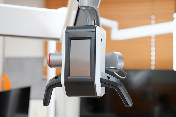 つかだ歯科医院 船橋市 マイクロスコープなどの先進の機器を駆使して精密な治療に努める