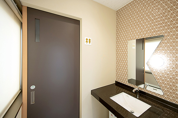 みか矯正歯科医院 鹿児島市 診療前後に歯磨きやメイク直しができる広々としたパウダールーム