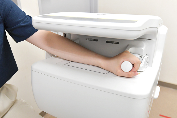 林診療所 大阪市平野区 骨密度検査用の機器を導入し、「いつの間にか骨折」の予防を推進