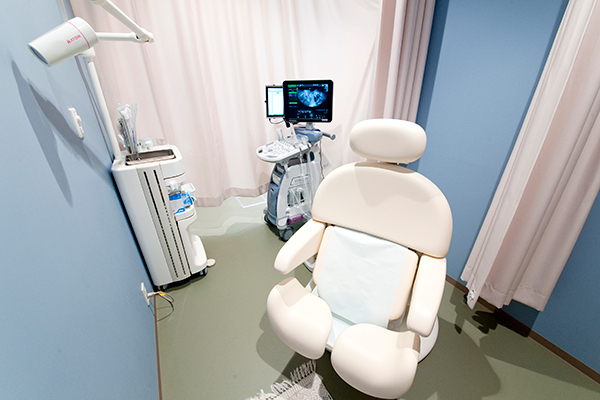 フィーカ レディースクリニック 中央区 清潔感のある検査室。プライバシーもしっかりと配慮されている