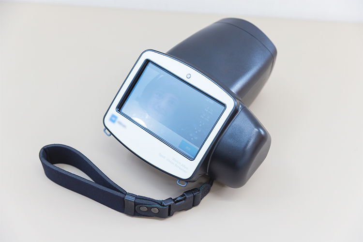 平井みらいこどもクリニック 江戸川区 近視、遠視などの目の異常を見つけるための検査機器も用意