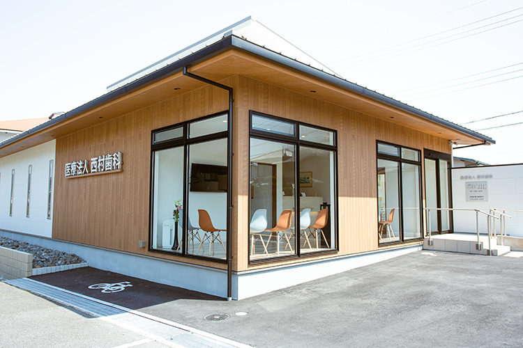 西村歯科 堺市南区 先生と話をすることを楽しみに来る患者も多い同院