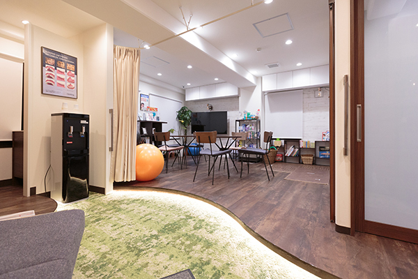 Smile Fit Dental Studio 目黒区 緑が配され、明るい雰囲気の院内