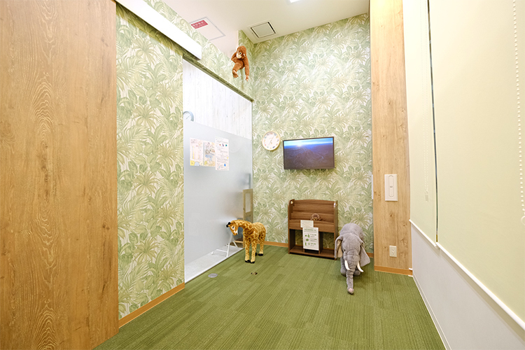 アトラスファミリー歯科 久喜菖蒲 久喜市 ジャングルをモチーフにしたキッズスペースは子どもに人気