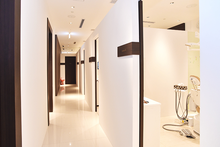 AKIデンタルクリニック 大阪市阿倍野区 解放感のある廊下