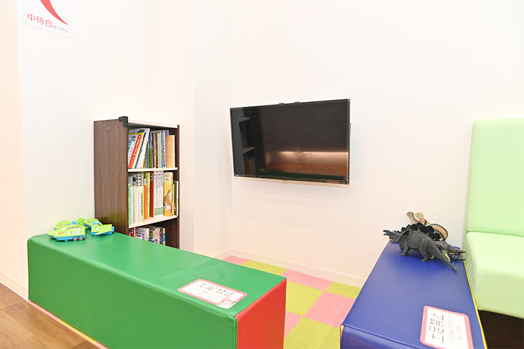 ふくや皮フ科クリニック 神戸市中央区 キッズスペースも完備。子ども連れでも気軽に来院できる